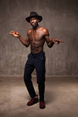siyah şapkalı grunge beton arka karşı dans güçlü Afrika kökenli Amerikalı genç adam