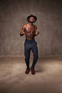 siyah şapkalı grunge beton arka karşı dans güçlü Afrika kökenli Amerikalı genç adam