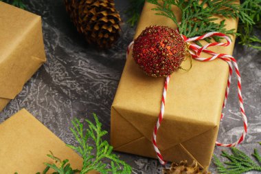 Craft kağıt mevcut kutuları için Noel beton zemin üzerine