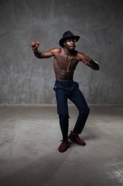 siyah şapkalı grunge beton arka karşı dans güçlü Afrika kökenli Amerikalı genç adam