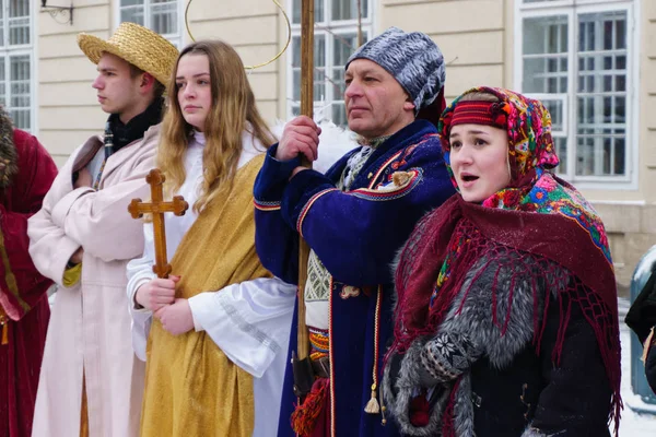 リヴィウ ウクライナ 2016 参加者伝統的なクリスマスの Verteps パレード カーニバルの服と歌を歌いながら身に着けている人々 — ストック写真