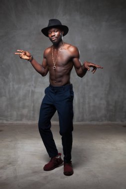 siyah şapkalı grunge beton arka karşı dans güçlü Afrika kökenli Amerikalı genç adam