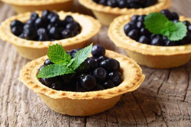 mini turta blueberry vintage ahşap zemin üzerine nane yaprakları ile