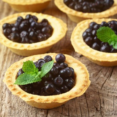 mini turta blueberry vintage ahşap zemin üzerine nane yaprakları ile