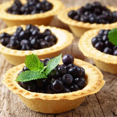 mini turta blueberry vintage ahşap zemin üzerine nane yaprakları ile