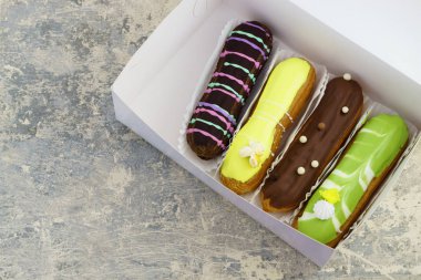 sırlı Fransız tatlı eklerleri ışık gri beton zemin üzerine