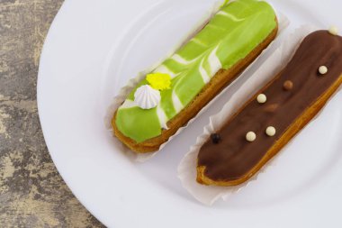 sırlı Fransız tatlı eklerleri ışık gri beton zemin üzerine