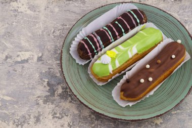 sırlı Fransız tatlı eklerleri ışık gri beton zemin üzerine