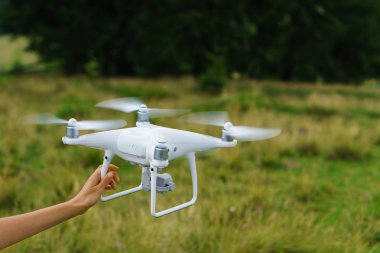 Drone ve çekici fotoğraf dışında faaliyet kadın