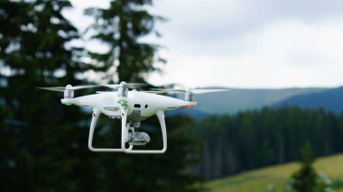 Beyaz profesyonel kamera dron dışında fotoğraf çekmek