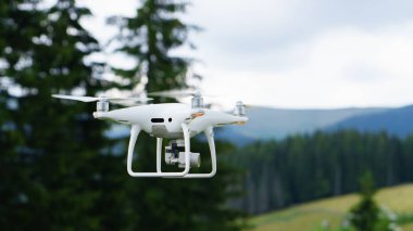 Beyaz profesyonel kamera dron dışında fotoğraf çekmek