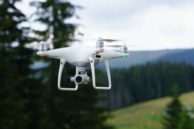 Beyaz profesyonel kamera dron dışında fotoğraf çekmek