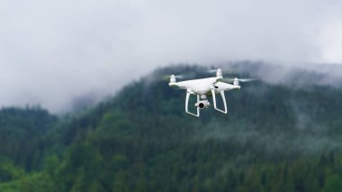 Beyaz profesyonel kamera dron dışında fotoğraf çekmek