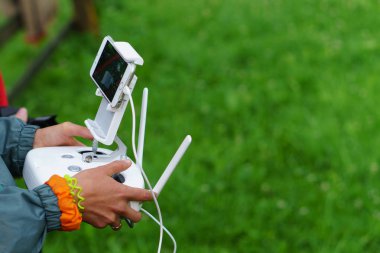 Drone ve çekici fotoğraf dışında faaliyet kadın