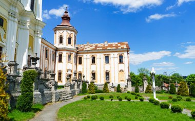 Eski kiliseler Cizvit Koleji barok tarzı ve yeşil park, Kremenets, Ukrayna 