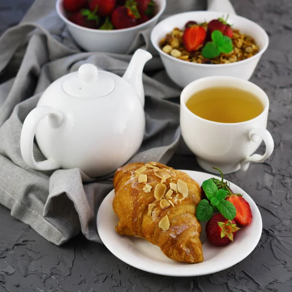 Frische Flockige Croissants Müsli Und Grüner Tee Weißer Tasse Und — Stockfoto
