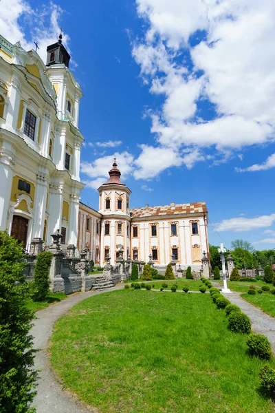 Alte Kirchen Jesuit College Barockstil Und Grünen Park Kremenez Ukraine Stockbild