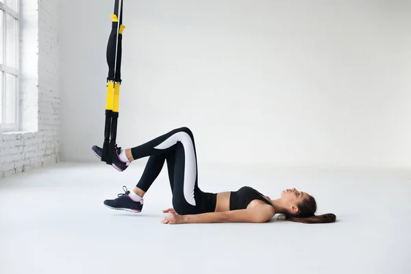 Młoda Kobieta Robi Joga Stretching Ćwiczenia Trx Fitness Paski — Zdjęcie stockowe