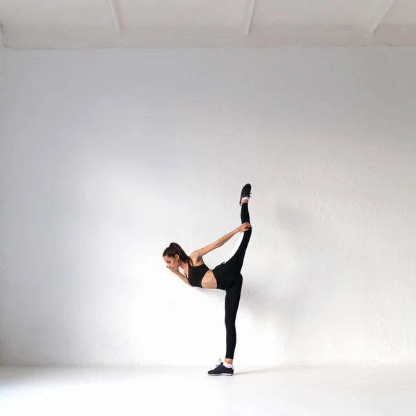 Giovane Donna Che Esercizi Stretching Yoga Palestra Bianca — Foto Stock
