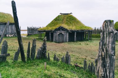 Geleneksel antika Viking köy. Eski ahşap evlerin yakınındaki Vestrahorn dağlar Stokksnes Yarımadası'nda, Hofn, İzlanda. Popüler turistik.
