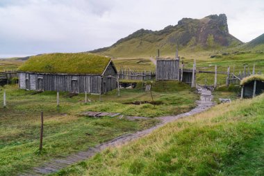 Geleneksel antika Viking köy. Eski ahşap evlerin yakınındaki Vestrahorn dağlar Stokksnes Yarımadası'nda, Hofn, İzlanda. Popüler turistik.