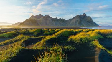 Canlı gündoğumu dağlar panorama manzara. Vesturhorn yaz sabah. İzlanda, Kuzey Avrupa Adası.