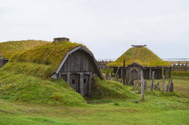 Geleneksel antika Viking köy. Eski ahşap evlerin yakınındaki Vestrahorn dağlar Stokksnes Yarımadası'nda, Hofn, İzlanda. Popüler turistik.