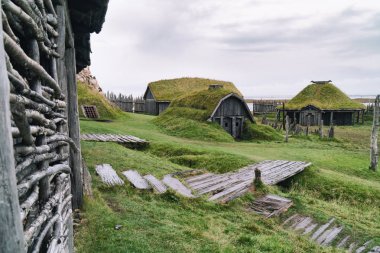 Geleneksel antika Viking köy. Eski ahşap evlerin yakınındaki Vestrahorn dağlar Stokksnes Yarımadası'nda, Hofn, İzlanda. Popüler turistik.