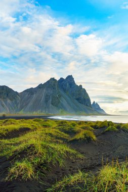 Vesturhorn dağın içinde yaz sabahı. Stokksnes, İzlanda, Kuzey Avrupa, Scandinavia. Doğal güzel doğa manzara. Canlı gündoğumu dağlar duvar kağıdı manzara. Popüler turistik.
