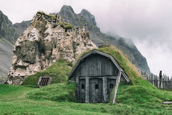 Geleneksel antika Viking köy. Eski ahşap evlerin yakınındaki Vestrahorn dağlar Stokksnes Yarımadası'nda, Hofn, İzlanda. Popüler turistik.