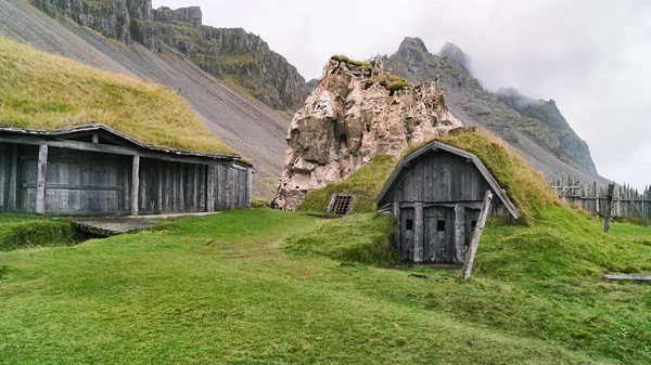 Geleneksel antika Viking köy. Eski ahşap evlerin yakınındaki Vestrahorn dağlar Stokksnes Yarımadası'nda, Hofn, İzlanda. Popüler turistik.