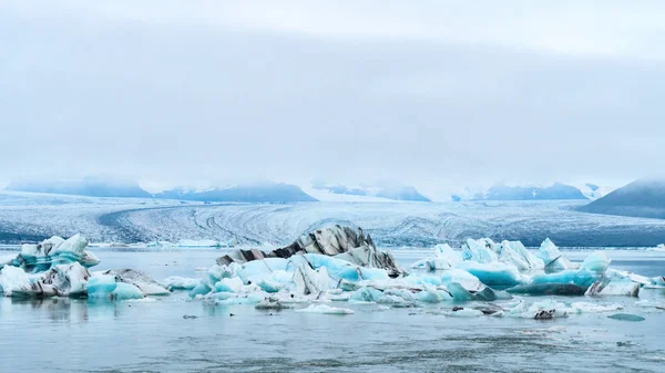 Icebergs Azules Luminosos Flotando Laguna Glacial Jokulsarlon Con Fondo Montaña —  Fotos de Stock