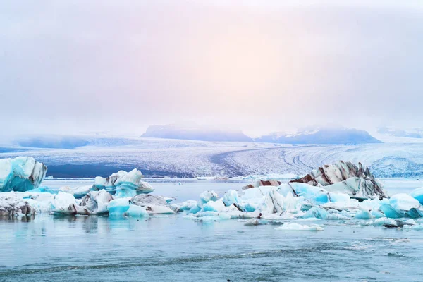 Icebergs Azules Luminosos Flotando Laguna Glacial Jokulsarlon Con Fondo Montaña — Foto de Stock