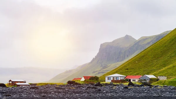 Tradizionali Edifici Islandesi Vicino Alla Spiaggia Nera Reynisfjara Vik Reynisdrangar — Foto Stock
