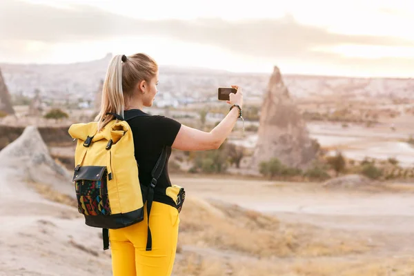 Blond Hair Woman Yellow Authentic Backpack Taking Landscape Nature Photo — Stock Photo, Image