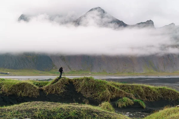 Fotograf Med Kamera Och Stativ Foto Vesturhorn Mountain Sommaren Morgon — Stockfoto