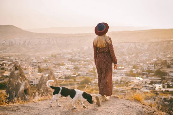 Podróżowanie Kobieta Noszenie Kapelusz Patrząc Balony Powietrzne Niebo Dolinie Kapadocji — Zdjęcie stockowe