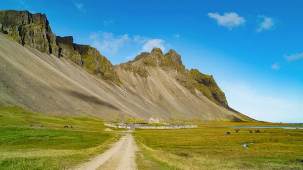 Antico Villaggio Vichingo Tradizionale Vecchie Case Legno Vicino Monti Vestrahorn — Foto Stock