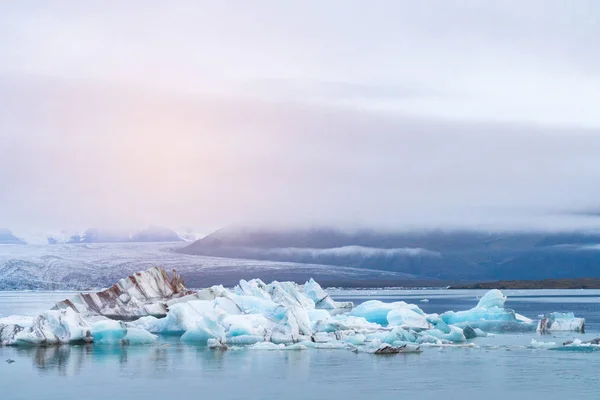 Icebergs Azules Luminosos Flotando Laguna Glacial Jokulsarlon Con Fondo Montaña —  Fotos de Stock