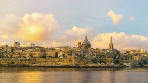 Skyline Vid Vackra Soluppgången Från Sliema Med Kyrkor Our Lady — Stockfoto