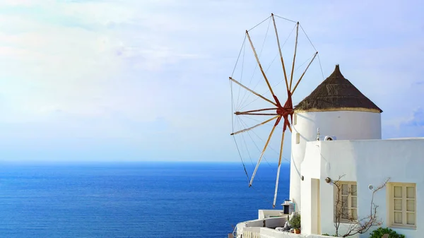 Moinho Vento Ilha Santorini Grécia Vista Mar Egeu Espaço Cópia — Fotografia de Stock