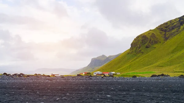 Traditionelle Isländische Gebäude Der Nähe Des Schwarzen Strandes Von Reynisfjara — Stockfoto