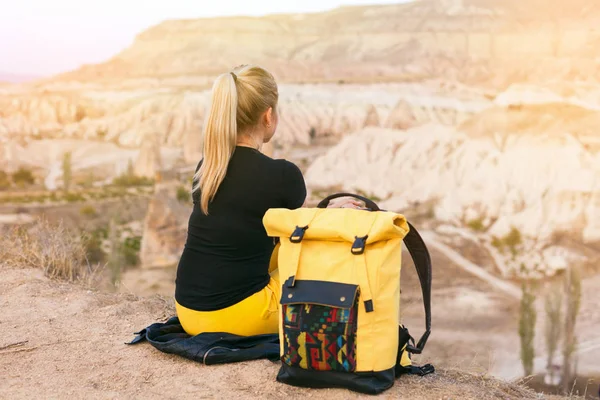 Back View Blond Hair Woman Yellow Authentic Backpack Looking Mountains — Stock Photo, Image