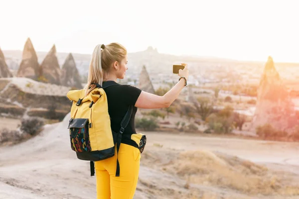 Blond Hair Woman Yellow Authentic Backpack Taking Landscape Nature Photo — Stock Photo, Image