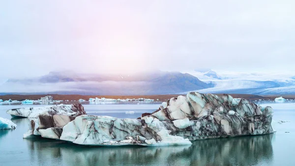 漂浮在乔库尔萨隆冰川泻湖的蓝冰山 背景是冰川山 南冰岛 瓦特纳冰川国家公园 复制空间背景 — 图库照片