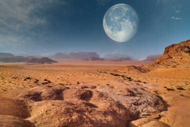 Sakin bir çöl manzarası kayalık oluşumlar içerir ve kumlu alan devasa bir uydudan aydınlanır. Alacakaranlık gökyüzü sakin atmosferi güçlendiriyor, bir merak hissi uyandırıyor. Wadi Rum, Ürdün.