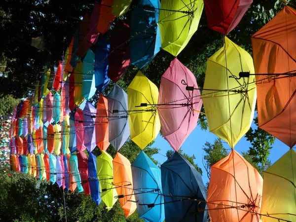 许多五彩斑斓的雨伞挂在空中 — 图库照片