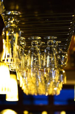 Gözlük bir çubuğu'nda baş aşağı asılı. Bar cafe counter