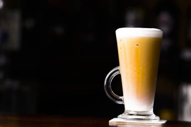 Buz kahve çubuğunda. Buz kahve çubuğunda bardak.