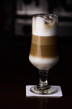 Buz kahve çubuğunda. Buz kahve çubuğunda bardak.